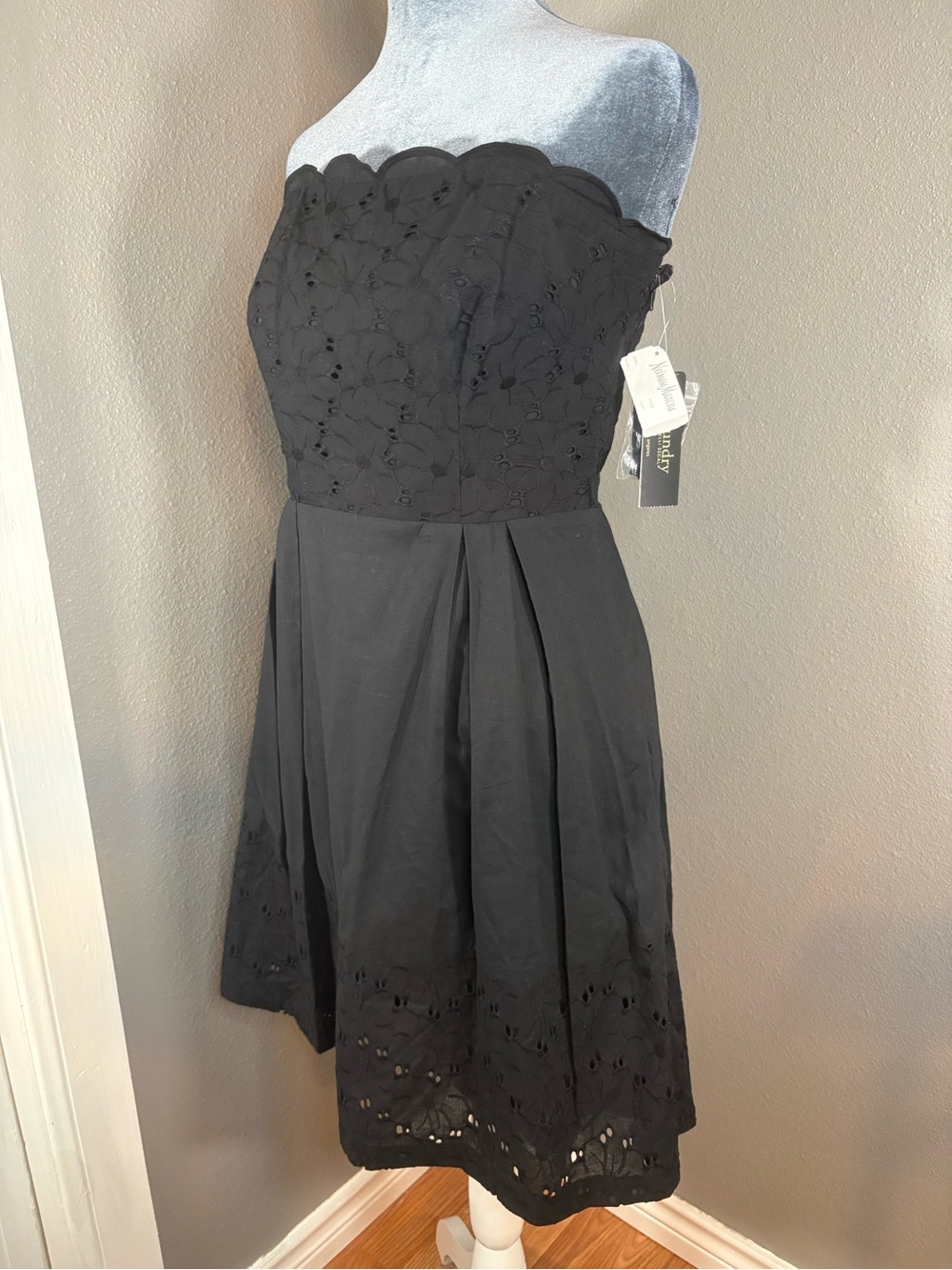 NWT Laundry Strapless Black Eyelet Dress Size 6 - Picture 4 of 11